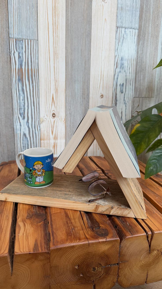 حامل كتب خشبي أنيق مع مساحة لفنجان القهوة والنظارات – ديكور مكتبي أنيق لعشّاق القراءة