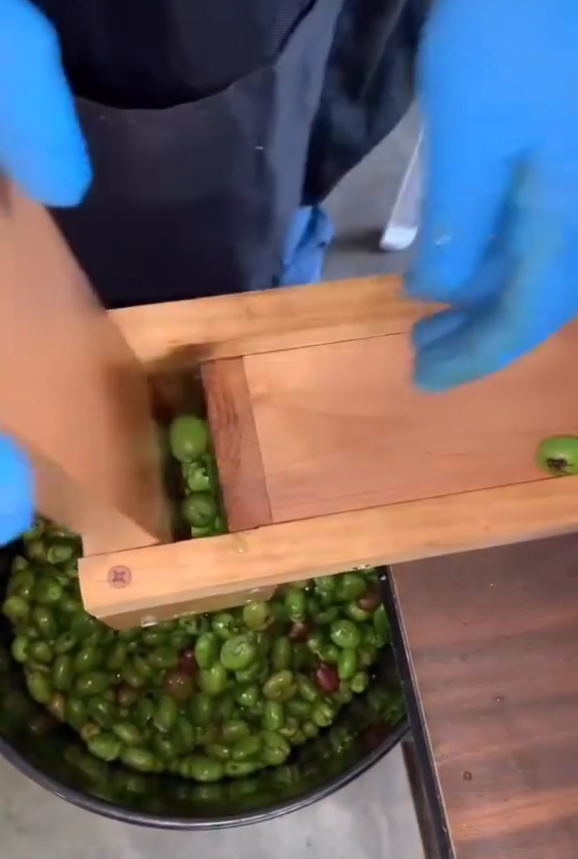 آلة تكسير الزيتون اليدوية الخشبية